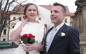 HUNT4K. Attractive Czech bride spends first night close by beneficent stranger