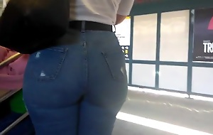 Sizzle Ass Latina college girl in Jeans