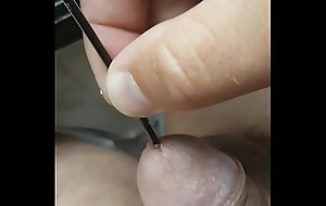 je m enfonce une mine de stylo dans ma petite bite
