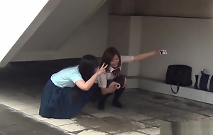 Japanese teenage skanks peeing