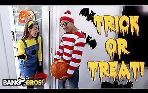 BANGBROS - Trick Or Treat, Aroma Evelin Stone's Feet. Bruno Gives Her Stress relevant Good Concerning Eat.
