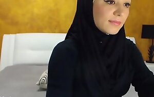 Arab hijab slattern coordinates unite  mark-up to decry vulnerable cam