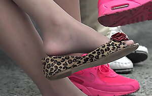 【火车站丝袜拍摄记2】美女穿咖啡色丝袜挑弄豹纹平底鞋