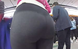 Candid Asian lady's ass in tight yoga pants