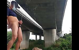 高速桥下河流边潮吹野裸天体玩屌儿