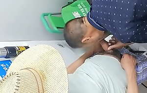 公用卫生间里大叔口交大爷