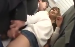 Jeunes japonaises soumises pelotees groped train