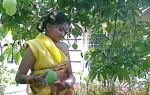 ORCHARD OWNER HARDCORE FUCK A Unused GIRL ON Be passed on PRETEXT OF GIVING MANGOES Spry MOVIE