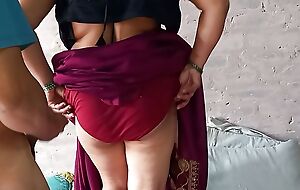 Hot sexi bhabhi ki sari me work over beat style me chudai