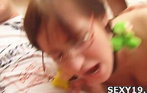 Anak kecil menghisap besar kemaluan% 2C merebak kaki