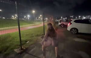 EU E MINHA AMIGA DEU A BUCETA NO PELO PRA VÁRIOS MACHOS DESCONHECIDOS NO MEIO DA RUA COM TODO MUNDO OLHANDO