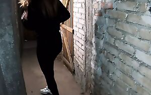 18 Year Old Girlfriend Afraid To Have sex In The Entrance And Was Fucked In The Basement Of The House