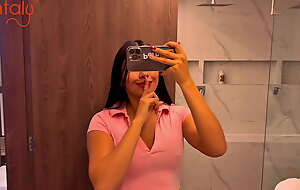 Encuentro a mi hermanastro follando a su muñeca sexual y me pongo cachonda por su gran verga - Tantaly