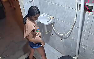 Dando o cuzinho no banheiro enquanto a amiga está do lado esperando tudo acabar