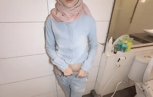 EPS. 2 - Spying out of reach of a hijab-wearing maid peeing in transmitted to toilet, in fine fettle drawing will not hear of to shot at sex in a Malaysian hostelry section