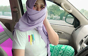Indo viral Siswi berhijab nyepong kontol di dalam mobil sambil nyetir tantangan untuk nggak crot