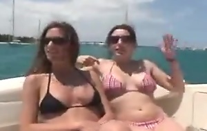 dos chicas jugan en un barco
